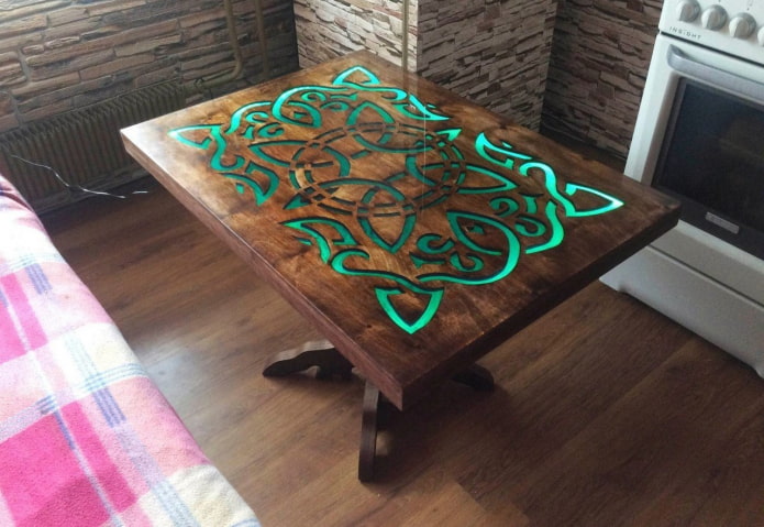 tavolo in legno retroilluminato all'interno