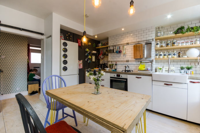 tavolo in legno beige per interni