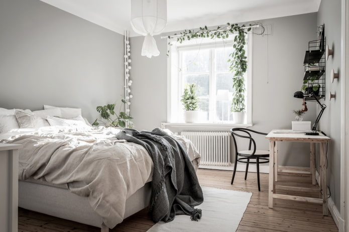 tavolo in legno nell'interno della camera da letto