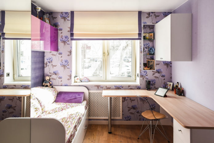 tavolo angolare in legno all'interno