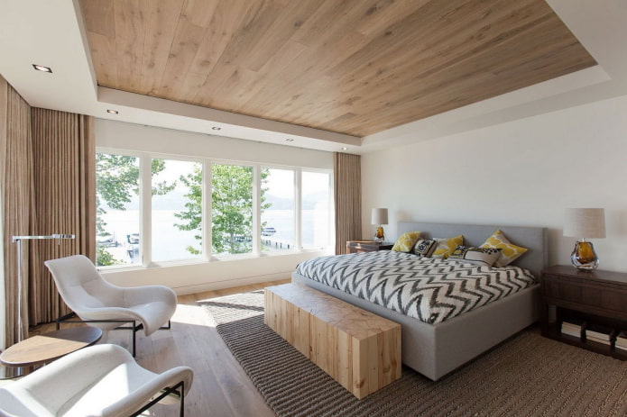 pannello di parquet sul soffitto dell'interno della camera da letto