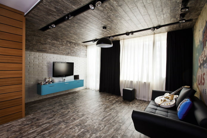 soffitto in legno nel soggiorno