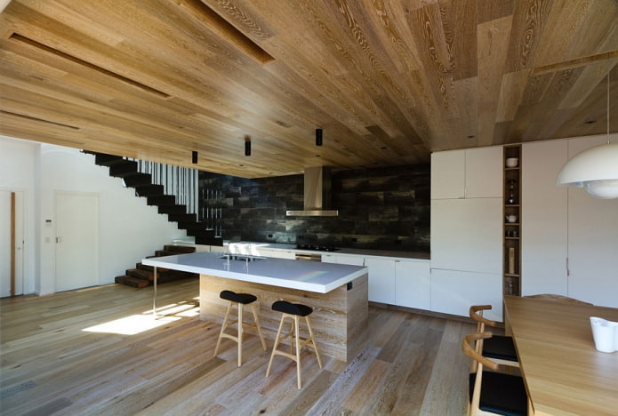 soffitto in laminato in una casa privata