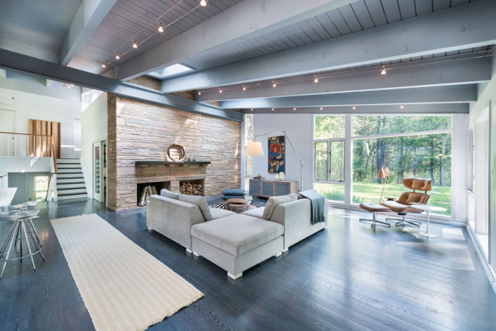 soffitto in legno grigio nel soggiorno