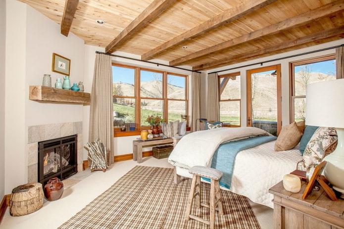 soffitto in legno con travi in camera da letto