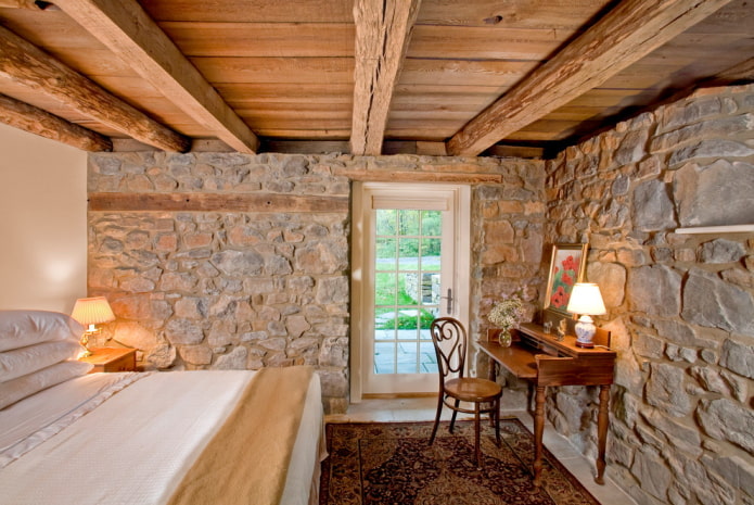 soffitto in legno con travi in camera da letto