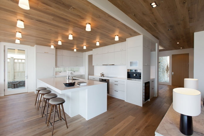 soffitto in legno con lampadine decorative