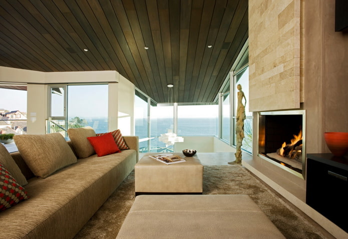 soffitto in legno marrone nel soggiorno