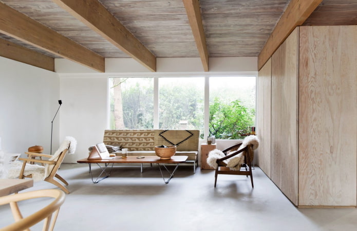 soffitto in legno con travi nel soggiorno