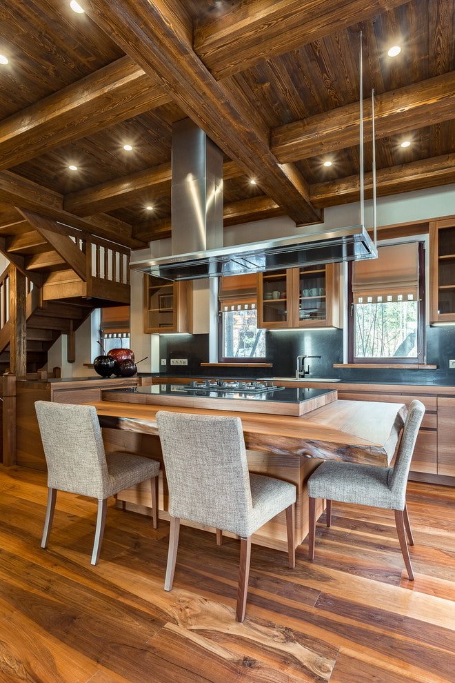 soffitto in legno nell'interno della cucina