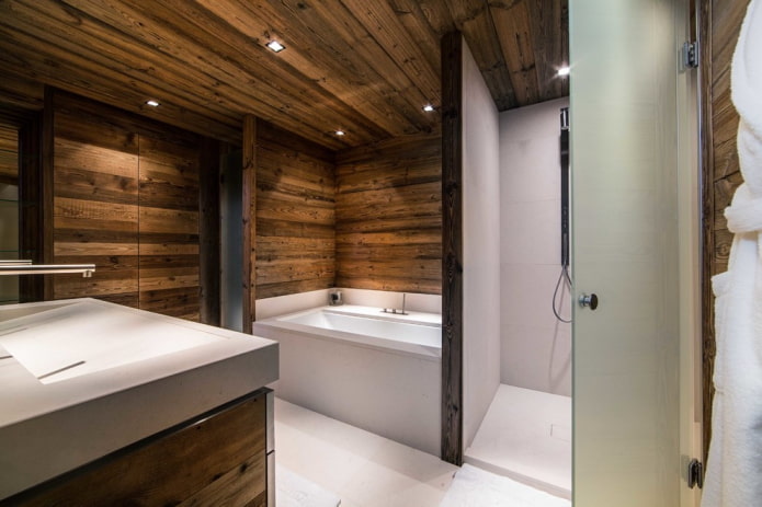 soffitto in legno nel bagno