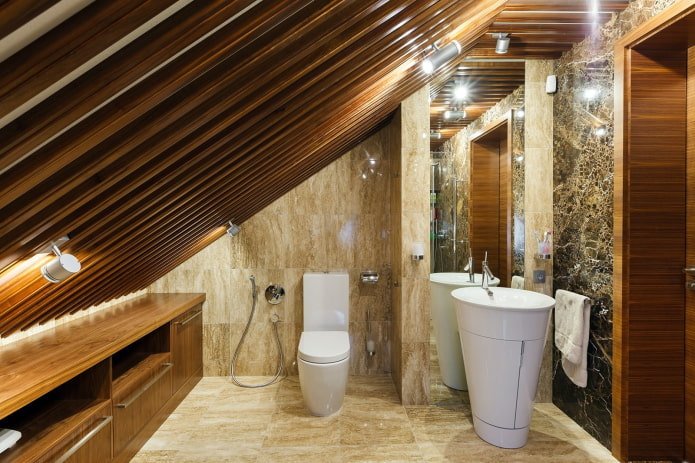 soffitto in legno nel bagno
