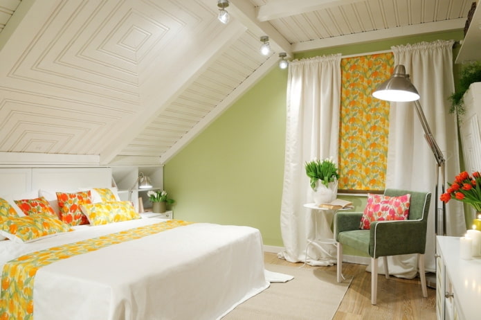 soffitto in legno bianco in camera da letto