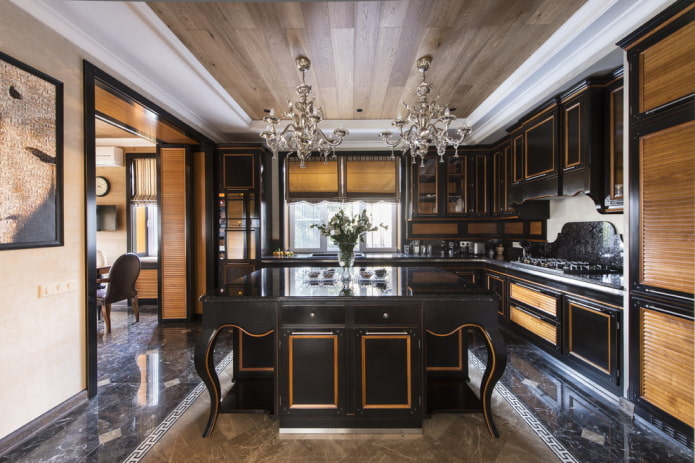 laminato sul soffitto dell'interno della cucina