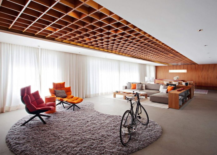 soffitto a traliccio in legno nel soggiorno