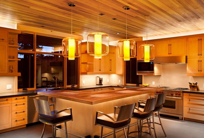 soffitto in legno marrone in cucina