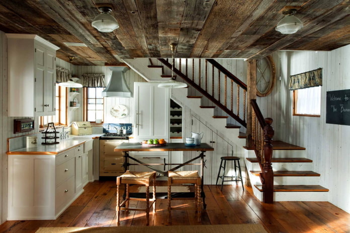soffitto antico in legno in cucina