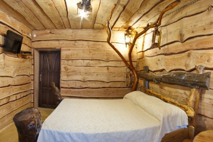 soffitto fatto di tagli di legno in camera da letto