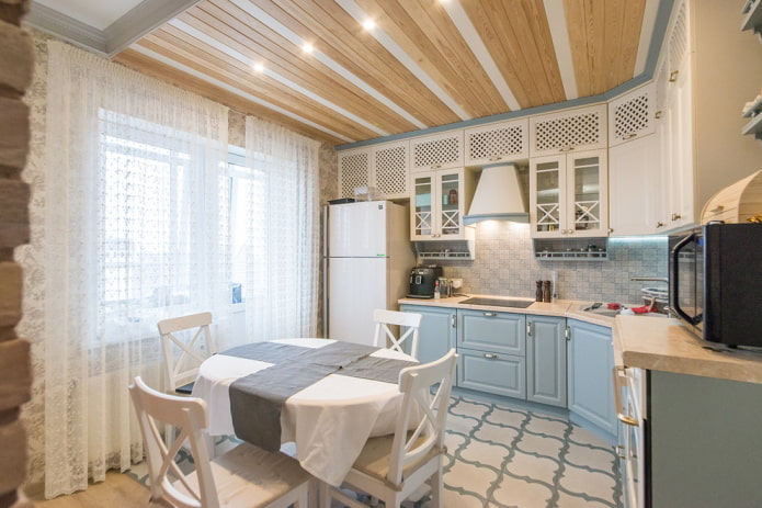 soffitto in legno bicolore in cucina