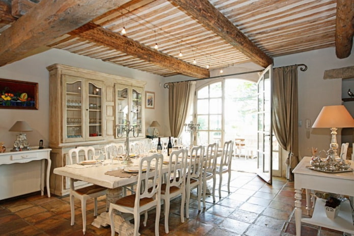 soffitto in legno in stile provenzale