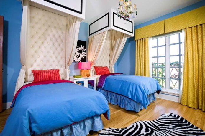 Camera da letto con baldacchini