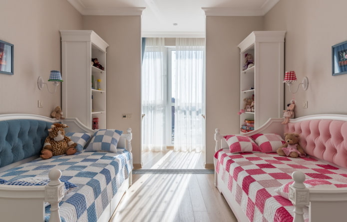 mobili all'interno della camera da letto per bambini di sesso diverso