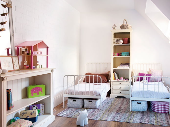 conservazione di oggetti all'interno della camera da letto per bambini di sesso diverso