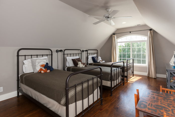 disposizione della camera da letto per tre bambini