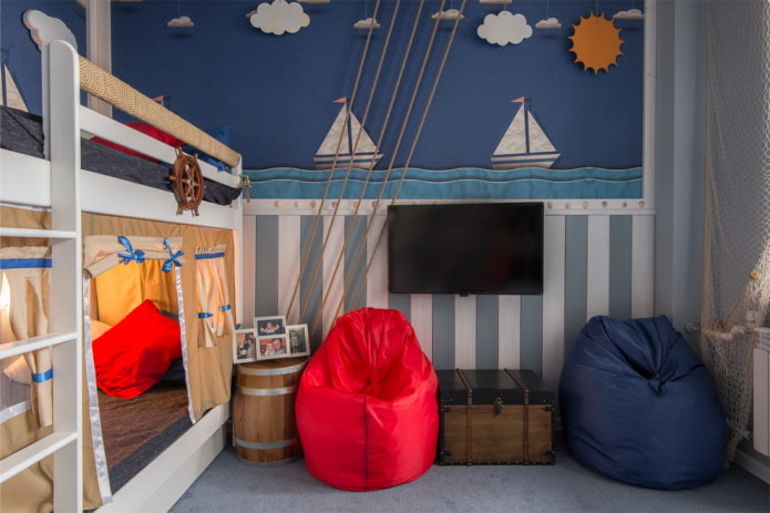 mobili all'interno di una camera per bambini in stile marino