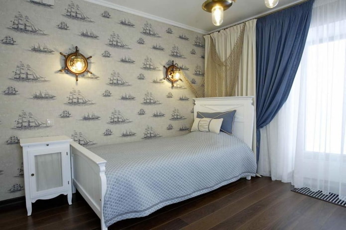 decorazioni e tessuti per l'arredamento di una cameretta in stile marino