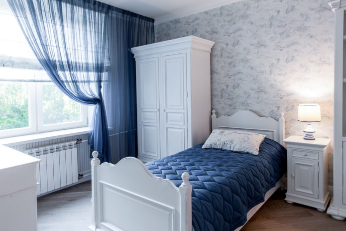 decorazioni e tessuti per l'interno di una cameretta per bambini in stile marino