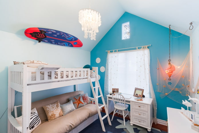 decorazioni e tessuti per l'interno di una cameretta per bambini in stile marino
