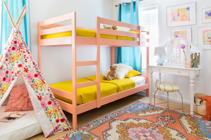 letto a castello rosa nella cameretta