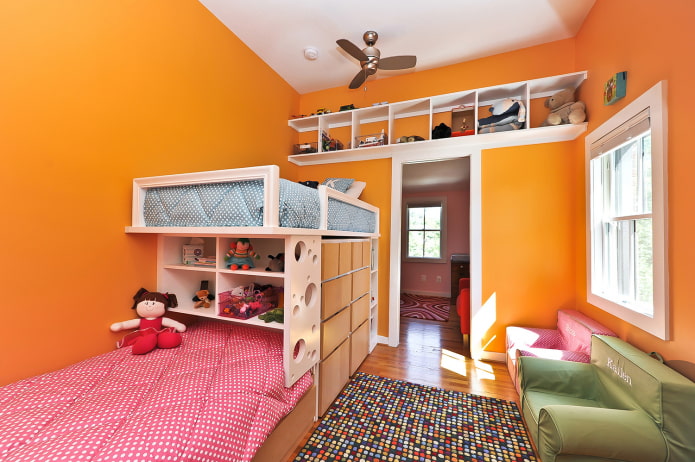 modello di letto a castello in una cameretta per bambini di sesso diverso