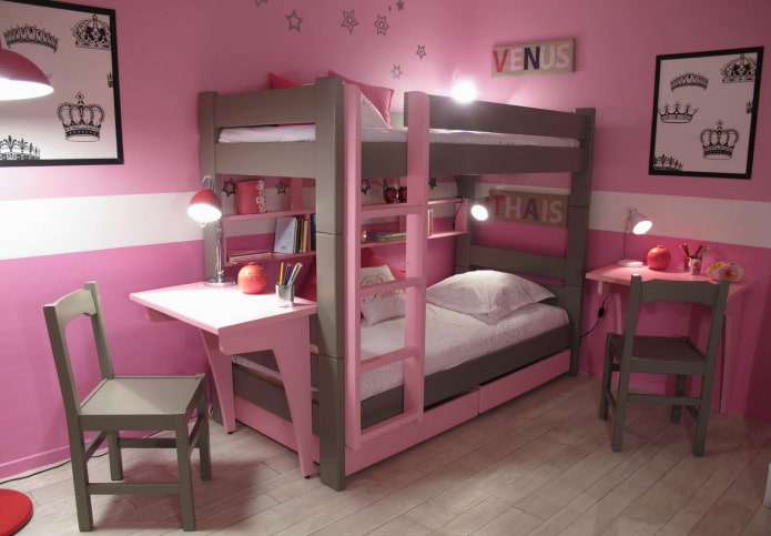 modello a due livelli con un tavolo nella stanza dei bambini