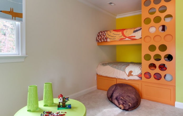 letto a castello arancione nella cameretta per bambini