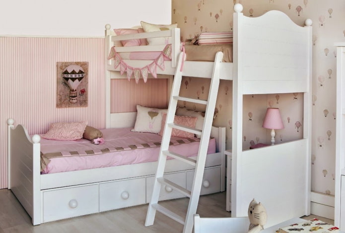 modello a due livelli nella cameretta per bambine
