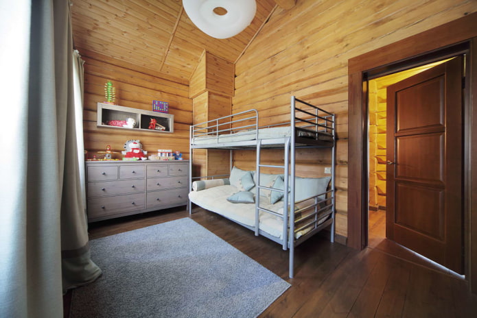 un letto a castello in una stanza per due bambini