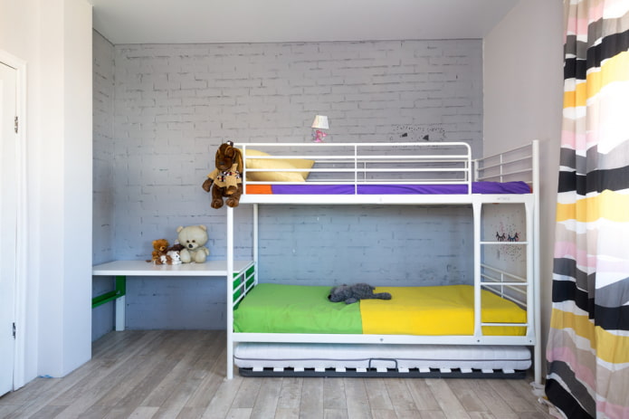 letto a castello in metallo nella cameretta dei bambini