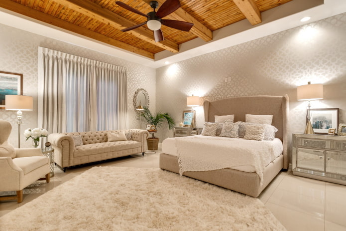 divano Chesterfield in camera da letto