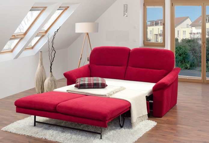 divano letto rosso all'interno