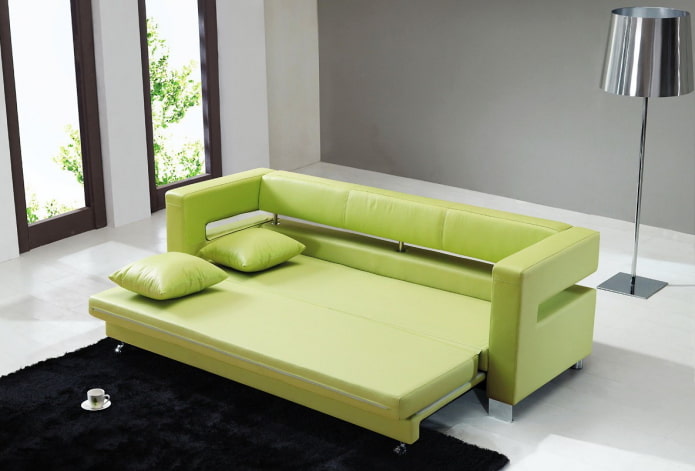 divano letto verde all'interno