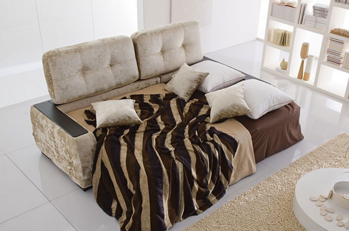 divano letto beige all'interno