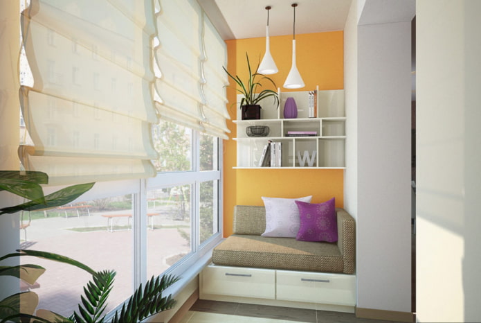 divano con cassetti contenitori sulla loggia