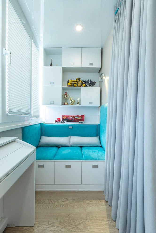 divano all'interno di un balcone stretto
