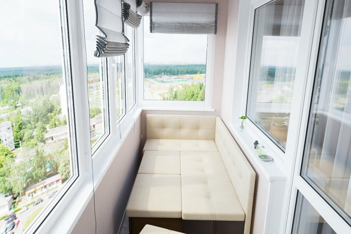 divano letto all'interno della loggia