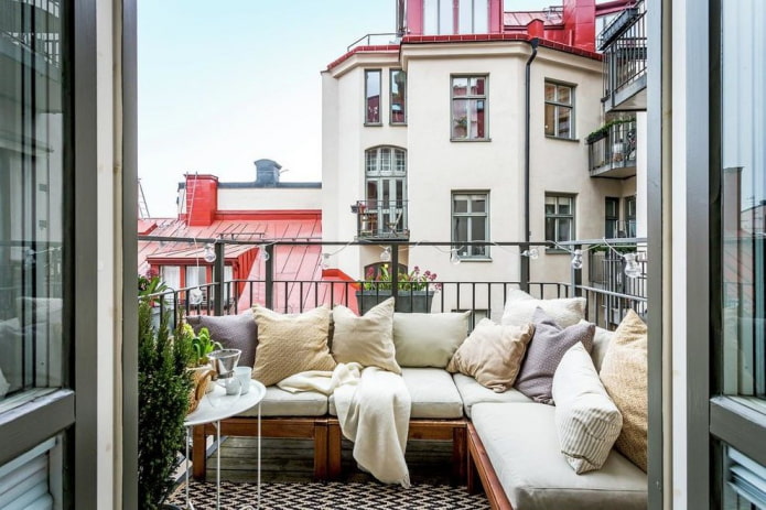 divano su loggia aperta