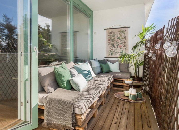 divano in pallet all'interno del balcone