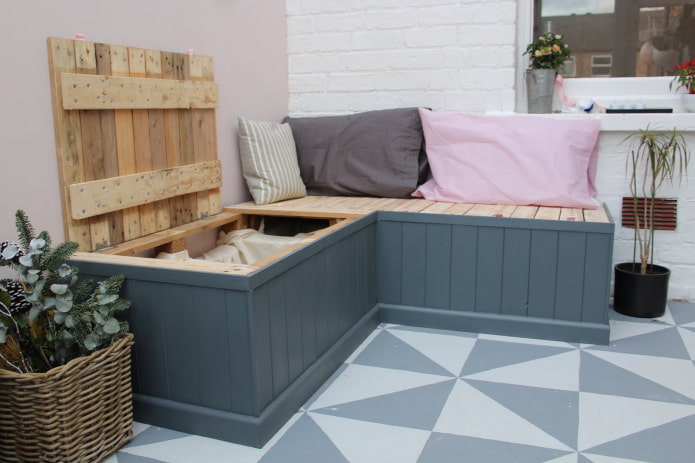 divano in legno all'interno del balcone
