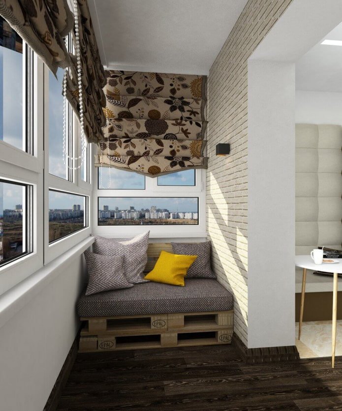 divano in pallet all'interno del balcone